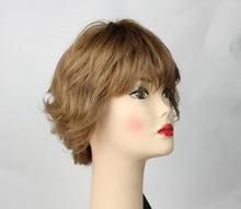 Load image into Gallery viewer, Linda Blonde With Highlights Size M
